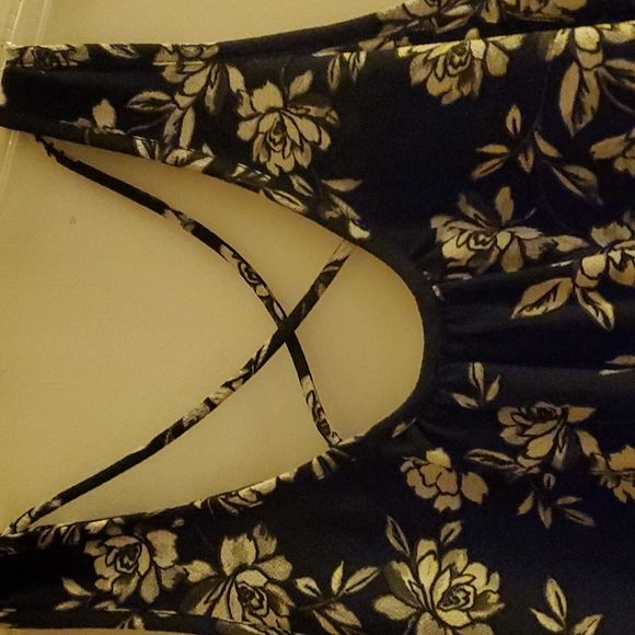 Sleeveless top., New,Crepe 95%polyester 5%spandex floral print, Juniors large s - Picture 2 of 3